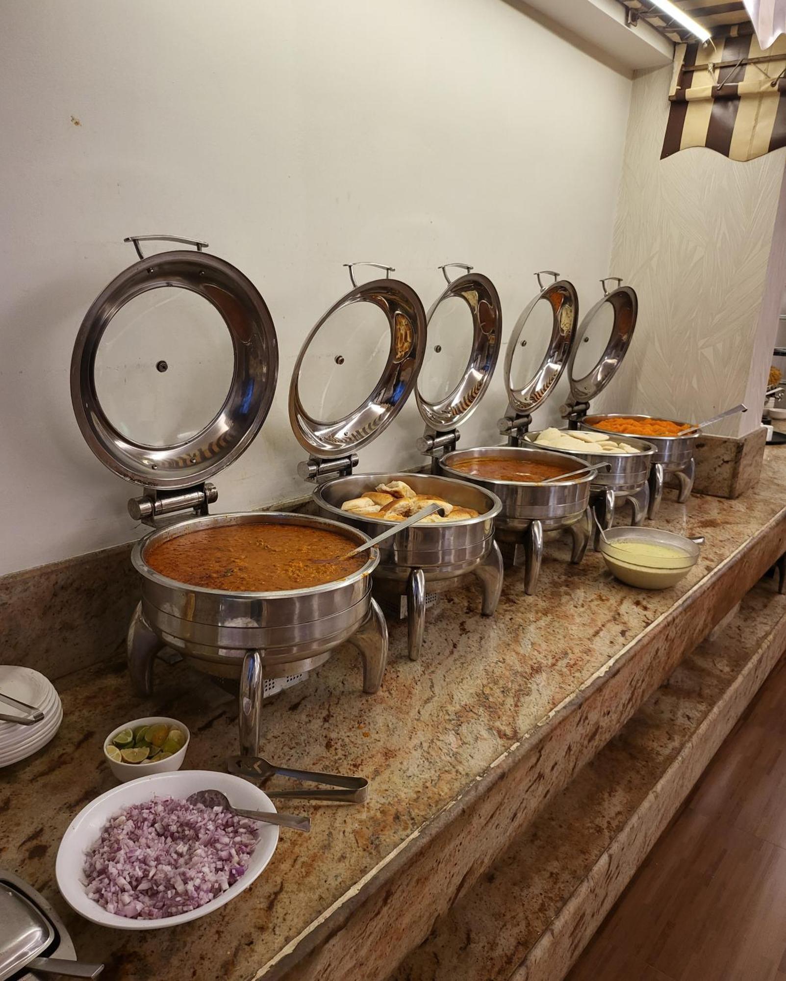 Hotel Maharana Inn Chembur Мумбаї Екстер'єр фото