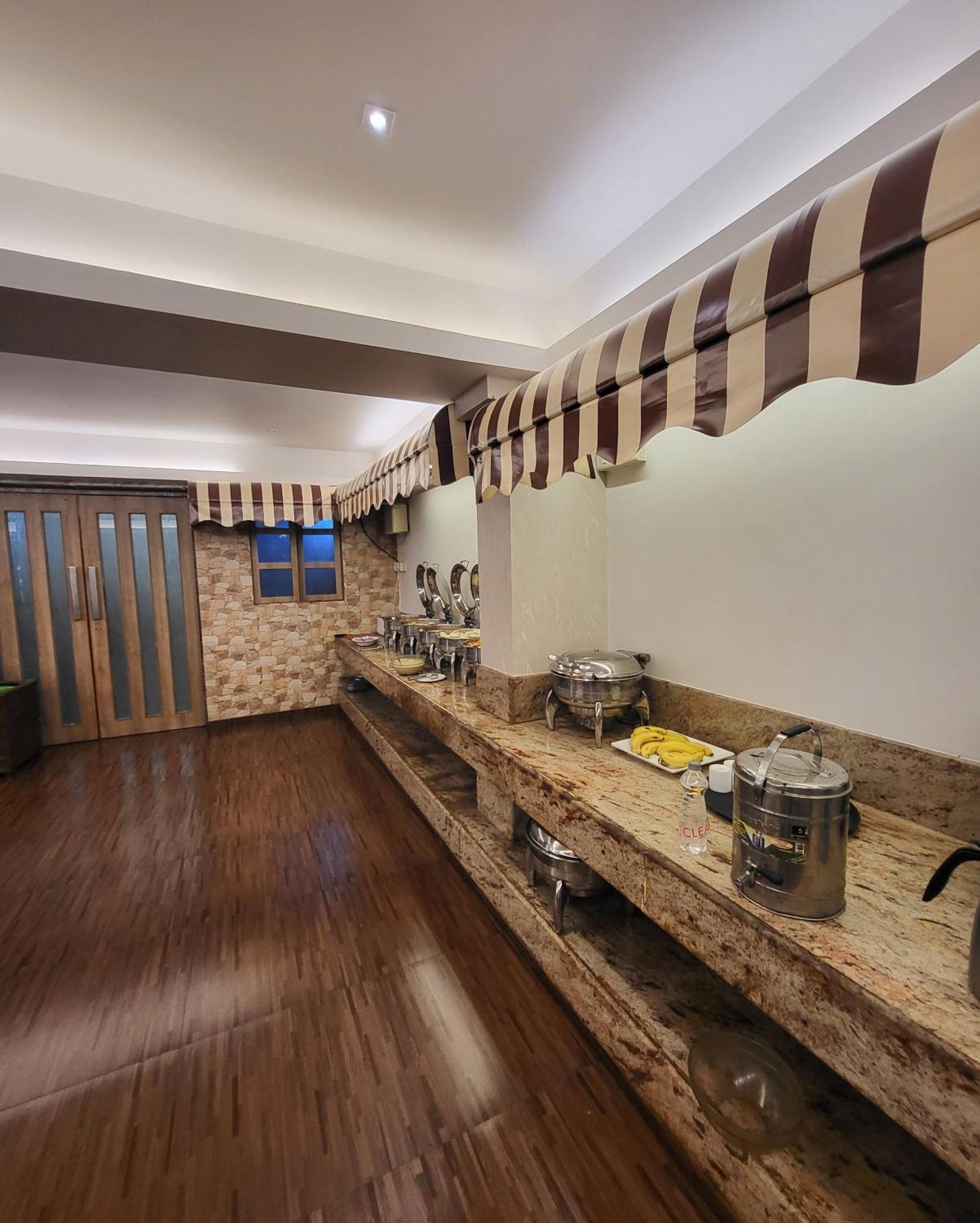 Hotel Maharana Inn Chembur Мумбаї Екстер'єр фото